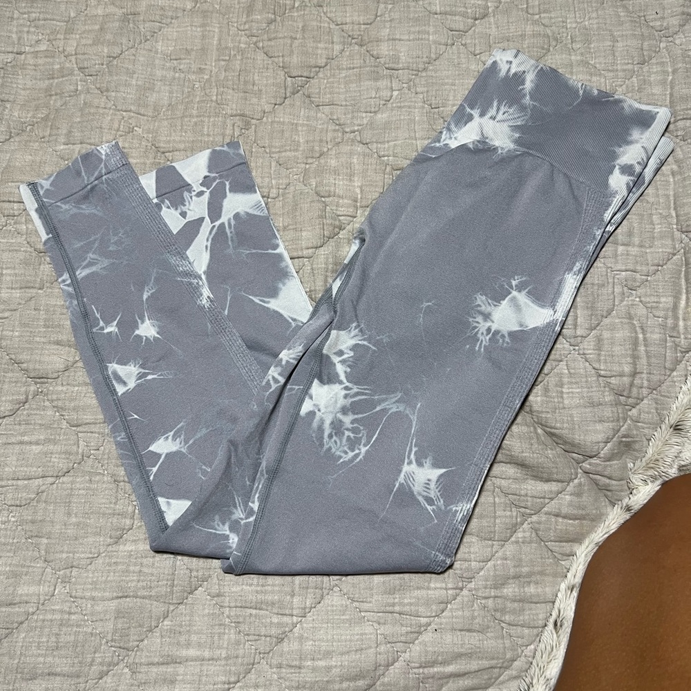 SHEIN the dye grey and white scrunch butt leggings.